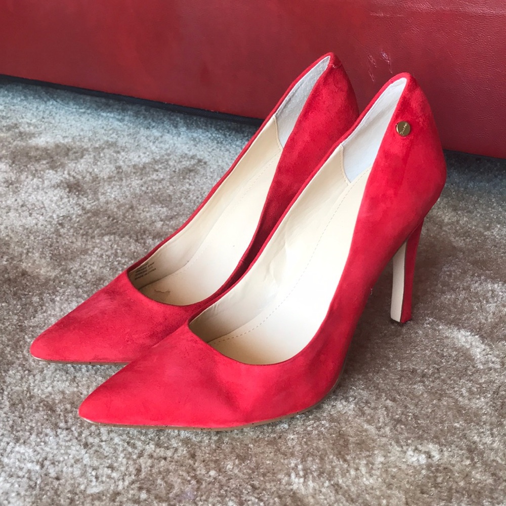 Classic Red Pumps 👠